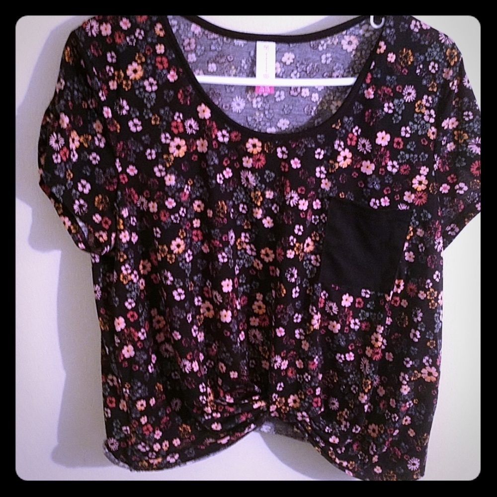 🌺Super cute floral twist front top